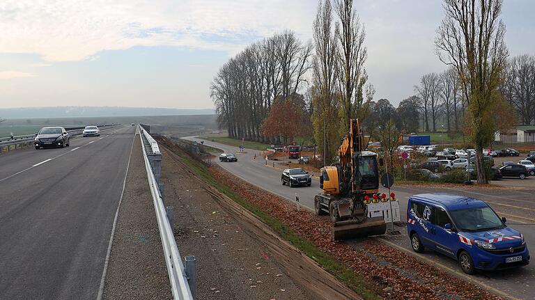 Nach zwei Jahre dauernder Generalsanierung fließt wieder der Verkehr über die Haßfurter Flutbrücke (links). Die für die Zeit der Bauarbeiten eingerichtete Behelfsumfahrung (rechts) soll bis zum alten FC-Platz als Zufahrt erhalten bleiben. Das Stück zwischen FC-Platz und der Straße nach Wonfurt wird wieder völlig zurückgebaut. Nach zwei Jahre dauernder Generalsanierung fließt wieder der Verkehr über die Haßfurter Flutbrücke (links). Die für die Zeit der Bauarbeiten eingerichtete Behelfsumfahrung (rechts) soll bis zum alten FC-Platz als Zufahrt erhalten bleiben. Das Stück zwischen FC-Platz und der Straße nach Wonfurt wird wieder völlig zurückgebaut.
