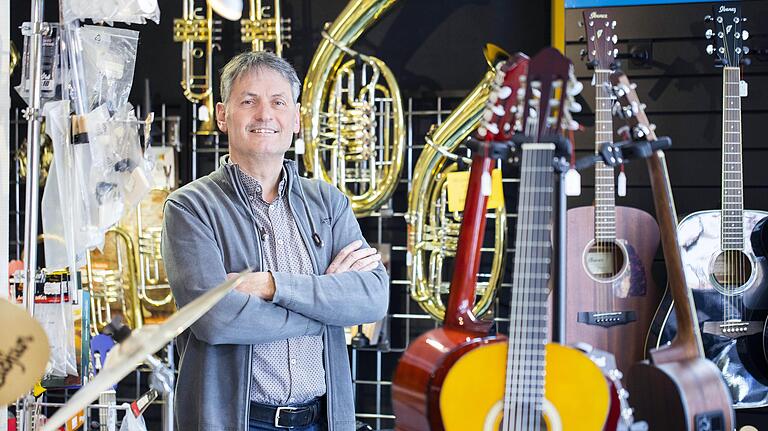Martin Hofmann, Inhaber von Musik Hofmann in Hofheim, freut sich, dass er wieder öffnen kann, glaubt aber, dass es noch einige Zeit dauern wird, bis wieder echte Normalität einkehrt. Martin Hofmann, Inhaber von Musik Hofmann in Hofheim, freut sich, dass er wieder öffnen kann, glaubt aber, dass es noch einige Zeit dauern wird, bis wieder echte Normalität einkehrt.