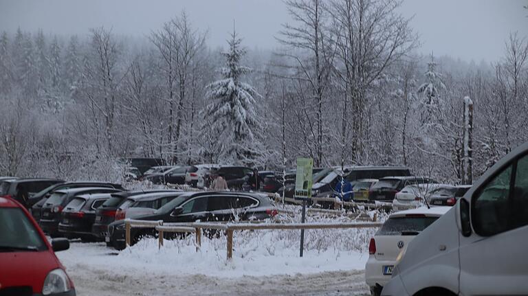 Kreuz und quer stehen die Autos an schönen Wintertagen&nbsp; auf und neben überfüllten Parkplätzen.