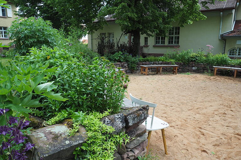 Der Sitzkreis mit Sandboden bietet nicht nur Möglichkeiten zur Bepflanzung. Gartenbesucher können den Platz auch nutzen, um beispielsweise Sport oder Musik zu machen. Der Sitzkreis mit Sandboden bietet nicht nur Möglichkeiten zur Bepflanzung. Gartenbesucher können den Platz auch nutzen, um beispielsweise Sport oder Musik zu machen. 
