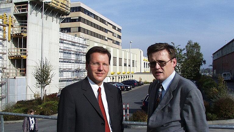 Beim Pressegespräch 2001 in Herzogenaurach: INA-Geschäftsführer Jürgen Geißinger (links) und Personalchef Kurt Mirlach.