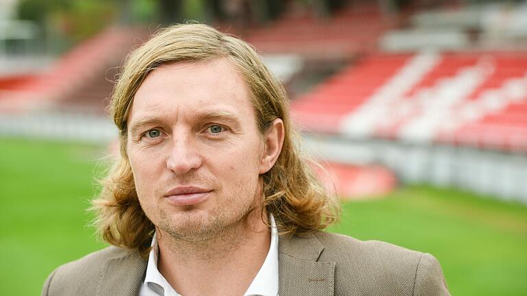 Daniel Sauer 2020 als Vorstandsvorsitzender der Würzburger Kickers im Dallenberg-Stadion. Der ehemalige Kickers-Boss arbeitet heute in der freien Wirtschaft. Daniel Sauer 2020 als Vorstandsvorsitzender der Würzburger Kickers im Dallenberg-Stadion. Der ehemalige Kickers-Boss arbeitet heute in der freien Wirtschaft.