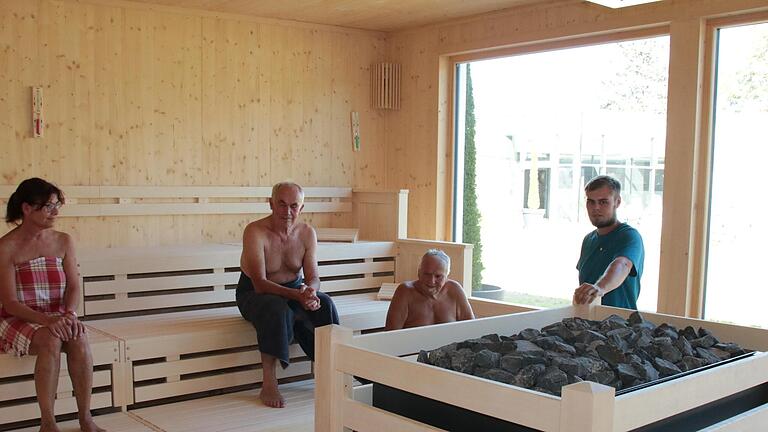 Barbara Wagner, Artur Götz und Heribert Schuster sind Stammgäste der Sauna des Saaletalbades.       -  Barbara Wagner, Artur Götz und Heribert Schuster sind Stammgäste der Sauna des Saaletalbades.