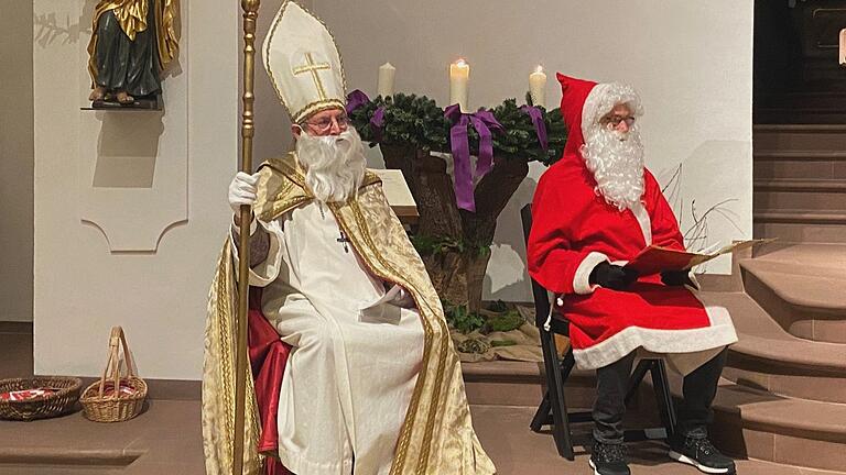 Der Heilige Nikolaus und der Weihnachtsmann nahmen in der Kirche St. Laurentius in Marktheidenfeld Platz. Der Heilige Nikolaus und der Weihnachtsmann nahmen in der Kirche St. Laurentius in Marktheidenfeld Platz.