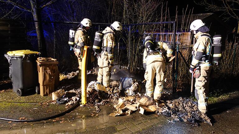 Die Haßfurter Feuerwehr hatte den Brand im Lilienweg schnell unter Kontrolle und verhinderte Schlimmeres. Die Haßfurter Feuerwehr hatte den Brand im Lilienweg schnell unter Kontrolle und verhinderte Schlimmeres.