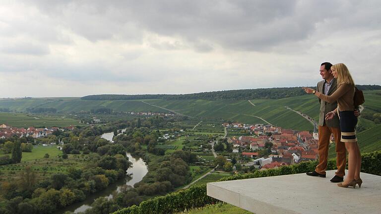 Das Pächter-Ehepaar auf der 2015 im Bau befindlichen Aussichtsplattform, die einen unbezahlbaren Blick auf die Weinberge und das Maintal mit Escherndorf, Nordheim und Astheim freigibt. Das Pächter-Ehepaar auf der 2015 im Bau befindlichen Aussichtsplattform, die einen unbezahlbaren Blick auf die Weinberge und das Maintal mit Escherndorf, Nordheim und Astheim freigibt.