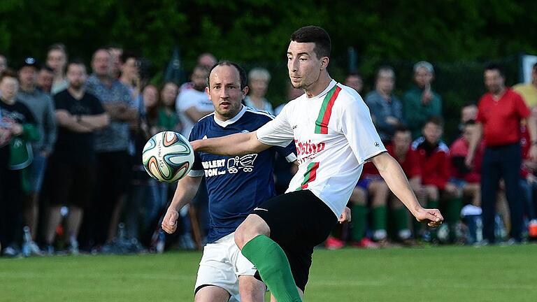 Bischofsheims Daniel Ciobota (rechts) hatte einen schweren Stand gegen Wülfershausens Ronny Roggatz (links), der das Relegationsspiel mit seinem Treffer zum 2:0 zu Gunsten des Kreisligisten entschied. Bischofsheims Daniel Ciobota (rechts) hatte einen schweren Stand gegen Wülfershausens Ronny Roggatz (links), der das Relegationsspiel mit seinem Treffer zum 2:0 zu Gunsten des Kreisligisten entschied.