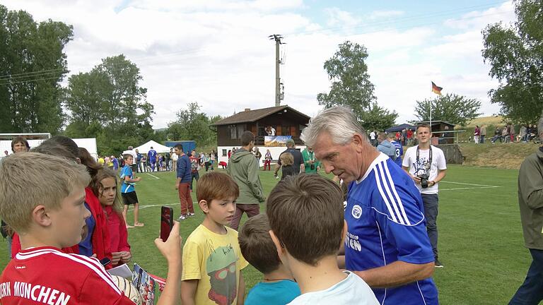 Uwe Seeler Traditionself       -  Impressionen vom 10:1-Sieg der Uwe-Seeler-Traditionself gegen eine AH-Auswahl Hofheimer Land in Rügheim.