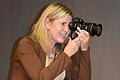 Nicht hinter der Kamera, sondern davor zu stehen ist für einen Fotografen höchst ungewohnt. 'Von mir selbst gibt's nur wenig gute Bilder', meint Christiane Lurz, die sich hier dennoch in ihrem Fotostudio in der Kulisse ablichten ließ, in der sie in 24 Jahren&nbsp; unzählige Kinder fotografiert hat.&nbsp;