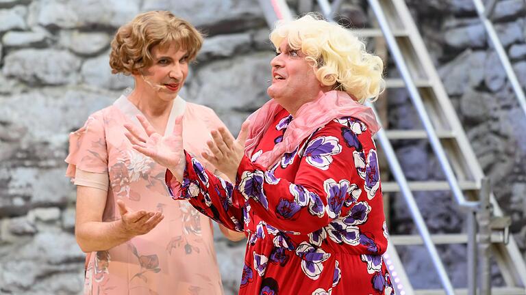 Andreas van den Berg (links) und Steffen Westenmeier lernen in 'Sugar – Some Like It Hot', wie es ist, als Frau durch die Welt zu gehen.&nbsp;