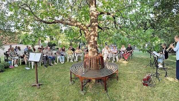 In den Garten Raab in Nickersfelden hatte der Rhönklub Burkardroth eingeladen.       -  In den Garten Raab in Nickersfelden hatte der Rhönklub Burkardroth eingeladen.