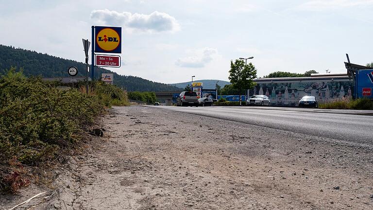 In Langenprozelten fehlt an der Würzburger Straße ein Gehweg. Der soll jetzt bald kommen (Archivbild).