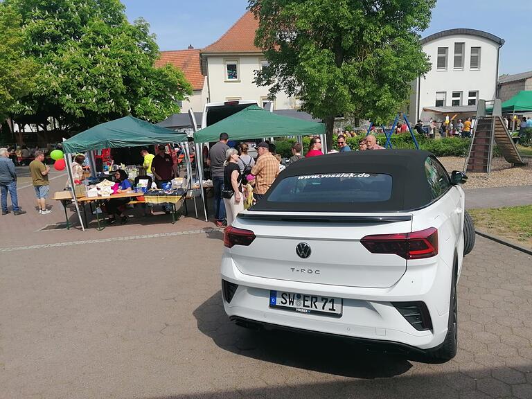 Tombola-Stand mit dem Objekt der Begierde.