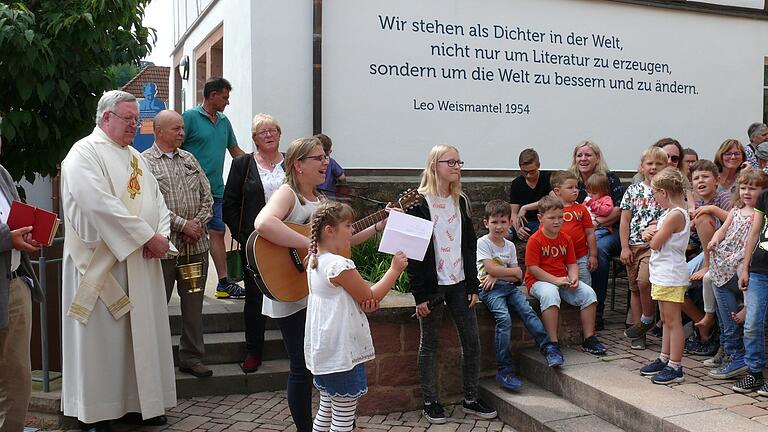 Diakon Norbert Betz erteilte der neuen Kultureinrichtung den kirchlichen Segen und die Kindergartenkinder umrahmten die Festveranstaltung musikalisch.