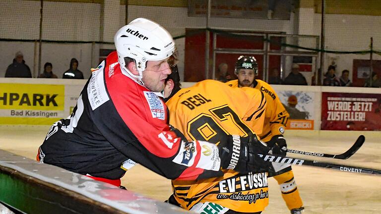 Seit Jahren haben die Eishockey-Spieler der Kissinger Wölfe (links: Eugen Nold) auf eine neue Bande gehofft. Diese ist inzwischen fast fertig montiert - bis der Besitzer die Eingangs-Schlösser austauschen ließ. Foto: Hopf - Seit Jahren haben die Eishockey-Spieler der Kissinger Wölfe (links: Eugen Nold) auf eine neue Bande gehofft. Diese ist inzwischen fast fertig montiert - bis der Besitzer die Eingangs-Schlösser austauschen ließ. Foto: Hopf Seit Jahren haben die Eishockey-Spieler der Kissinger Wölfe (links: Eugen Nold) auf eine neue Bande gehofft. Diese ist inzwischen fast fertig montiert - bis der Besitzer die Eingangs-Schlösser austauschen ließ. Foto: Hopf - Seit Jahren haben die Eishockey-Spieler der Kissinger Wölfe (links: Eugen Nold) auf eine neue Bande gehofft. Diese ist inzwischen fast fertig montiert - bis der Besitzer die Eingangs-Schlösser austauschen ließ. Foto: Hopf