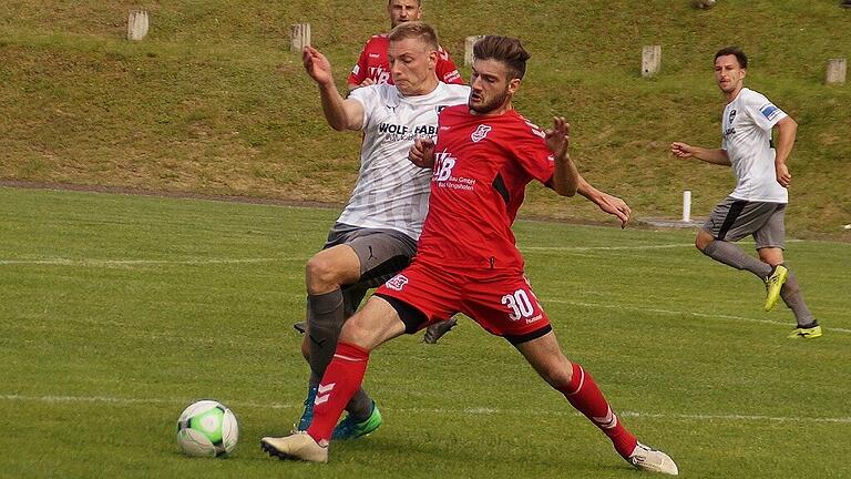 Beim TSV Aubstadt kam Alban Peci (rechts) in den letzten beiden Jahren kaum zum Zug. In der neuen Saison versucht der 23-Jährige sein Glück nun beim TSV Großbardorf in der Bayernliga Nord.