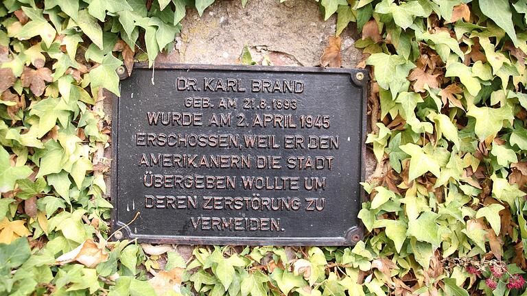 Gedenktafel an Dr. Karl Brand an der Schlossmauer in Lohr. Gedenktafel an Dr. Karl Brand an der Schlossmauer in Lohr.