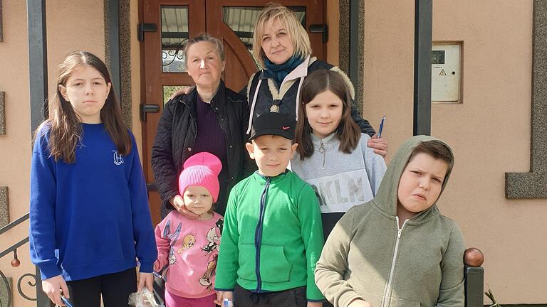 Diese Familie, der Natascha Göb (hinten rechts) ein Oster-Päckchen übergeben hat, hat viel Leid erlebt. Zwei ihrer neun Kinder sind zusammen ertrunken, berichtet Göb.