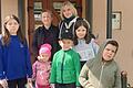 Diese Familie, der Natascha Göb (hinten rechts) ein Oster-Päckchen übergeben hat, hat viel Leid erlebt. Zwei ihrer neun Kinder sind zusammen ertrunken, berichtet Göb.