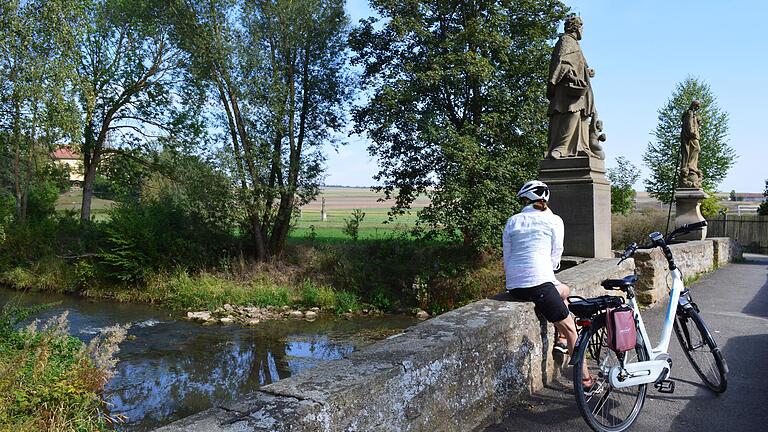 Kurzer Halt auf der Findelbergbrücke in Saal mit ihren eindrucksvollen Heiligenfiguren: Von dort ist es nicht mehr weit zur Findelbergkirche mit ihrer Kriegergedächtniskirche.