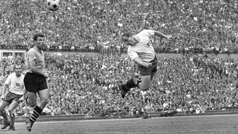 Typisch Uwe Seeler: Mit dem Kopf brachte das Hamburger Fußball-Idol den Ball Richtung Tor. Jetzt ist Seeler im Alter von 85 Jahren gestorben.