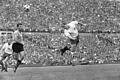 Typisch Uwe Seeler: Mit dem Kopf brachte das Hamburger Fußball-Idol den Ball Richtung Tor. Jetzt ist Seeler im Alter von 85 Jahren gestorben.