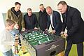 Beim Kickerturnier im neuen Kinderhaus treten zwei kleine Sonderhöfer gegen (von rechts) den Gaukönigshöfer Bürgermeister Johannes Menth und Landrat Thomas Eberth an. Das Spiel verfolgen (hinten von links) Landtagsabgeordneter Björn Jungbauer,&nbsp; Landtagsabgeordneter Volkmar Halbleib und Sonderhofens Bürgermeister Heribert Neckermann.