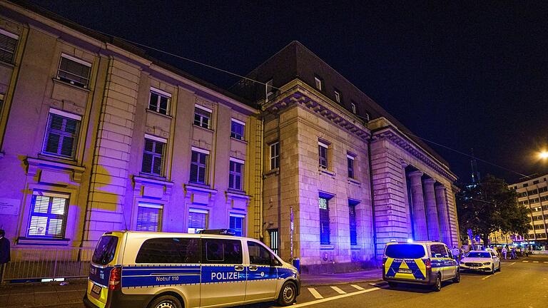Tötungsdelikt am Frankfurter Hauptbahnhof - Ein mutmaßlicher Augenzeuge sagte einem dpa-Reporter, dass der mutmaßliche Täter direkt mehrere Schüsse abgegeben habe. Tötungsdelikt am Frankfurter Hauptbahnhof - Ein mutmaßlicher Augenzeuge sagte einem dpa-Reporter, dass der mutmaßliche Täter direkt mehrere Schüsse abgegeben habe.