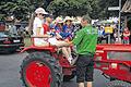 Bunte Schlepper-Ausfahrt beim Dorffest       -  (ast)   Eine Zugnummer beim Dorffest im Prichsenstädter Ortsteil Altenschönbach war auch in diesem Jahr wieder das Schlepper-Treffen mit Ausfahrt. Organisator Ralf Fleischmann (rechts im Bild) begrüßte dazu rund 70 Teilnehmer, die bis aus dem Raum Schweinfurt mit ihren alten Traktoren angereist waren. Nach dem Mittagessen drehten die Stahlrösser am Nachmittag eine kurze Runde, ehe sie am Dorfplatz einzeln vorgestellt wurden. Das älteste Gefährt, ein mit Wasser gekühlter Traktor der Marke Deutz, Baujahr 1940, kam von der Familie Hilpert aus dem Geiselwinder Gemeindeteil Röhrensee. Viele Hingucker waren unter den Fahrzeugen, wie etwa der auf dem Foto zu sehende Deutz Fahr, den Michael Triebel aus Wiebelsberg mit kleinen und großen Beifahrern steuerte. Das Schlepper-Treffen bildete einen Teil des Festwochenendes. Die Laufsportler hatten beim Schlossberglauf am Samstag ihren Tag. Über fünf beziehungsweise zehn Kilometer führte die Laufstrecke, die Kinder liefen 1200 Meter. Am Samstagabend wurde auf dem Festplatz unter den Linden gefeiert. Am Sonntag stand Vormittag ein Gottesdienst im Freien an. Der Gesangverein Altenschönbach unter der Leitung von Erich Zink, sowie der Posaunenchor aus Schwand sorgten für die musikalische Umrahmung.