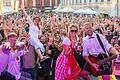 Beste Stimmung beim Würzburger Stadtfest: Die zahlreichen Besucher bekamen bei strahlendem Sonnenschein ein buntes Programm geboten - wie hier auf der Bühne am oberen Markt mit der Band 'Dead Energy'.&nbsp;