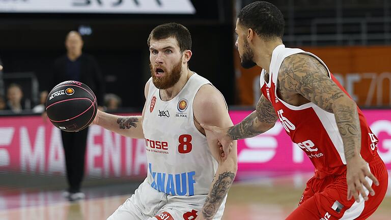 Tyler Persons (am Ball, im Duell mit dem Bamberger Tyler Larson) konnte die in ihn gesteckten Erwartungen nicht erfüllen. Tyler Persons (am Ball, im Duell mit dem Bamberger Tyler Larson) konnte die in ihn gesteckten Erwartungen nicht erfüllen.
