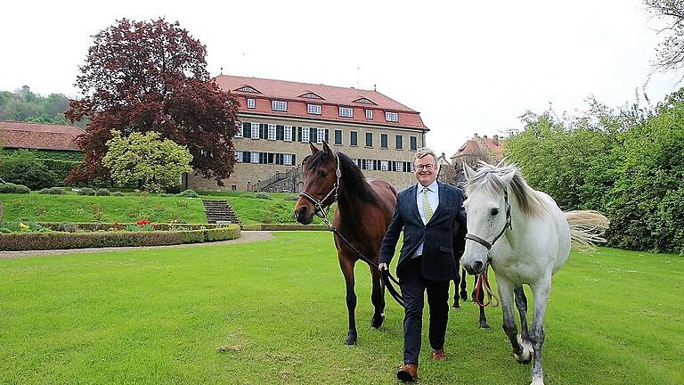 Ferdinand Fürst zu Castell-Castell freut sich auf die Schlossparktage. Wo jetzt noch die Pferde stehen, wird in Kürze ein Fest unter dem Motto 'Schöne Dinge - Gute Zeit' gefeiert. FOTO Diana Fuchs Ferdinand Fürst zu Castell-Castell freut sich auf die Schlossparktage. Wo jetzt noch die Pferde stehen, wird in Kürze ein Fest unter dem Motto 'Schöne Dinge - Gute Zeit' gefeiert. FOTO Diana Fuchs