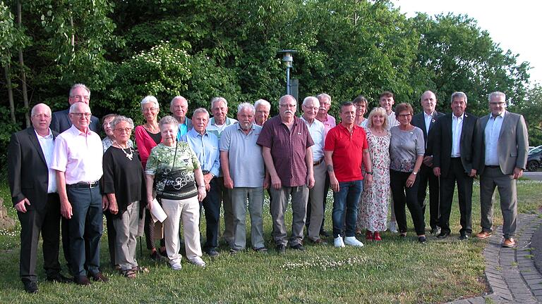 Vorne (von links): 1. Kassier Ulrich Stühler, Karl-Georg Herbst, Beate Schmitt, Anita Giebner, Gosbert Müller, Dieter Stegmann, Ewald Popp, Burkard Feldmann, Gesamtjugendleiterin Marion Thomann, Irmgard Jäger, 1. Vorsitzender Martin Thomann, 1. Bürgermeister Willi Warmuth. Hinten (von links): Schriftführer Gerhard Bauer, Elke Zweier, Ute Walter, Armin Schöller, Peter Scheuring, Erich Rückert, Werner Zweier, Wilfried Jäger, Christine Markert-Schmitt, Martin Thomann jun., 2. Vorsitzende Werner Braun Vorne (von links): 1. Kassier Ulrich Stühler, Karl-Georg Herbst, Beate Schmitt, Anita Giebner, Gosbert Müller, Dieter Stegmann, Ewald Popp, Burkard Feldmann, Gesamtjugendleiterin Marion Thomann, Irmgard Jäger, 1. Vorsitzender Martin Thomann, 1. Bürgermeister Willi Warmuth. Hinten (von links): Schriftführer Gerhard Bauer, Elke Zweier, Ute Walter, Armin Schöller, Peter Scheuring, Erich Rückert, Werner Zweier, Wilfried Jäger, Christine Markert-Schmitt, Martin Thomann jun., 2. Vorsitzende Werner Braun
