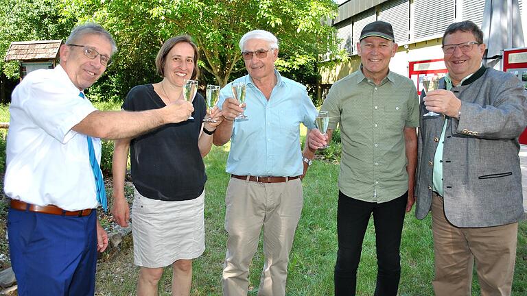 Anstoßen zur Eröffnung des Tags der offenen Gartentür und gleichzeitig den 40. Geburtstag des Schulgartens (von links): Wolfgang Klose, Silvia Jetschni, Arnulf Mann, Georg Hansul und Josef Demar. Anstoßen zur Eröffnung des Tags der offenen Gartentür und gleichzeitig den 40. Geburtstag des Schulgartens (von links): Wolfgang Klose, Silvia Jetschni, Arnulf Mann, Georg Hansul und Josef Demar.