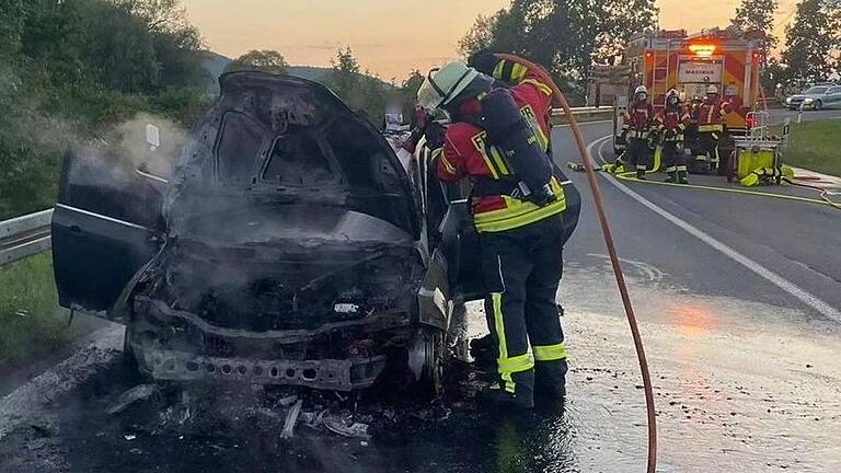 Auf der Autobahn geriet ein Ford Mondeo in Brand, der Fahrer schaffte es noch auf die Ausfahrt Knetzgau. Atemschutzgeräteträger der Feuerwehr bekämpften die Flammen.