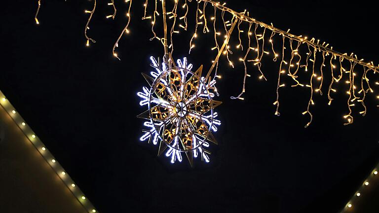 Die Gerolzhöfer Altstadt hat sich für die Vorweihnachtszeit mit neuer Beleuchtung und einem besonderen Glanzstück herausgeputzt. Ob hier allerdings eine Schneeflocke leuchtet, daran gibt es einige Zweifel.&nbsp;