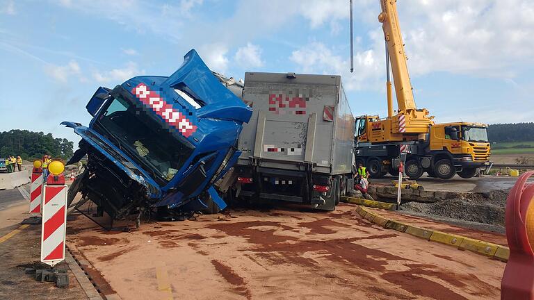 A 3-Unfall - Ein Sattelzug durchbrach in einer Baustelleneinfahrt auf der A 3 bei Geiselwind die Mittelplanke. A 3-Unfall - Ein Sattelzug durchbrach in einer Baustelleneinfahrt auf der A 3 bei Geiselwind die Mittelplanke.