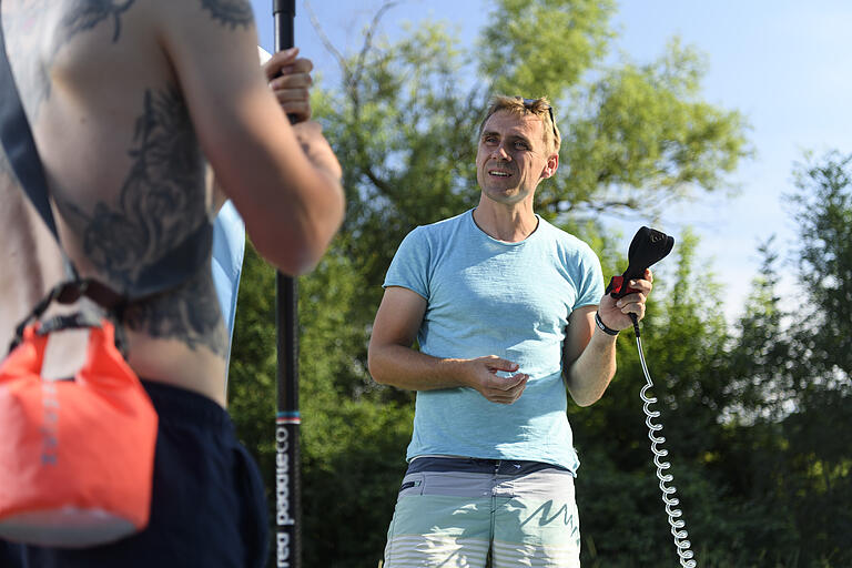 Christian Hüttich erklärt, worauf Stand-Up-Paddler achten müssen.