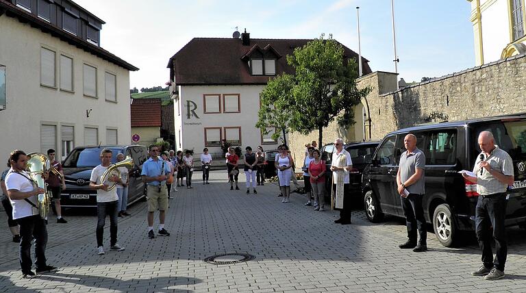 Einen herzlichen Empfang bereiteten die Nordheimer Bürger den Vierzehnheiligen-Pilgern, die unter coronabedingten Auflagen das Wallfahrts-Gelöbnis aus dem Jahre 1652 am Gnadenort erfüllten. Den kirchlichen Segen an der Nordheimer Pfarrkirche erteilte Pater Philippus (Dritter von rechts).