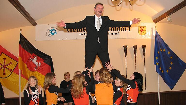Wolfgang Krug und seine Familie wurden mit offenen Armen in Holdorf in Empfang genommen. Wolfgang Krug und seine Familie wurden mit offenen Armen in Holdorf in Empfang genommen.