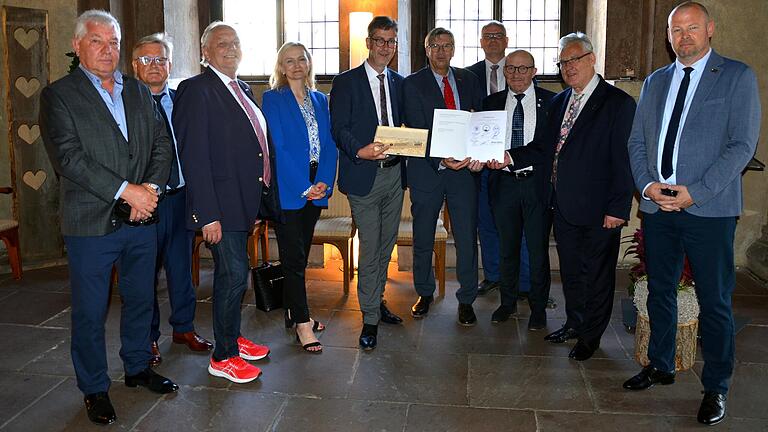 Beim trinationalen Treffen (von links): Tadeusz Zdunek, Dieter Ehrenfels, Josef Hofmann, Malgorzata Wokacz-Zaborowska, Christian Schuchardt, Michael Bissert, Ludwig Paul, Bruno Choix, Zbigniew Stencel, Frédéric Schaerlinger.