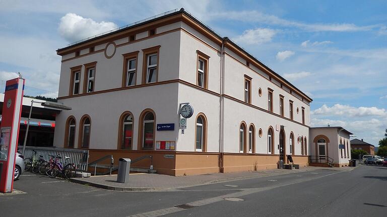 Die neue Eigentümerin des Lohrer Bahnhofs, die Firma Acos Bergmann aus Veitshöchheim, hat im Januar große Pläne mit dem Gebäude verkündet. Passiert ist seither allerdings wenig.&nbsp;