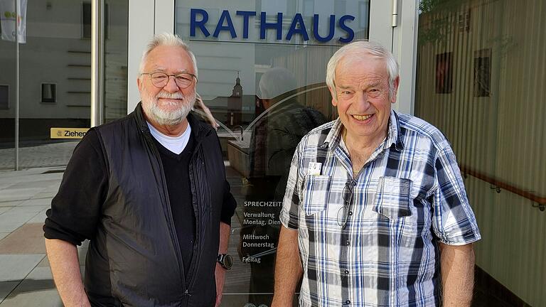 Vor der alten Wirkungsstätte: Wolfgang Stier (links) und Günter Kraft haben ihre letzte Sitzung als Gerbrunner Gemeinderäte hinter sich gebracht.