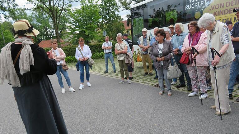 Im Bild: Stadtführerin Hedda Hanft mit der Reisegruppe aus Oberlauringen.