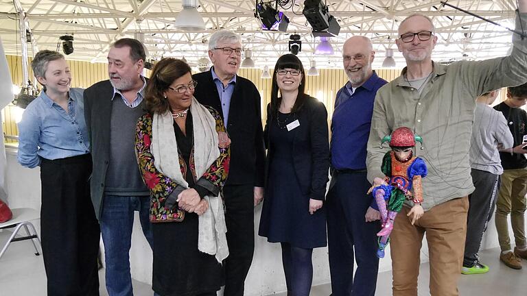 Ziehen und zogen gemeinsam die Fäden bei der Jugendarbeit im 'Kom,ma': Anna Stankiewicz (KJA Würzburg), Günther Schäfer (Treffleiter 1991 bis 2014), Bürgermeisterin Sorya Lippert, Josef Reubelt (Leiter 1971 bis 1976), Leiterin Marie Lauer, Günther Back (Leiter 1976 bis 1985) sowie Ingo Schuster (Leiter 1985 bis 1990).