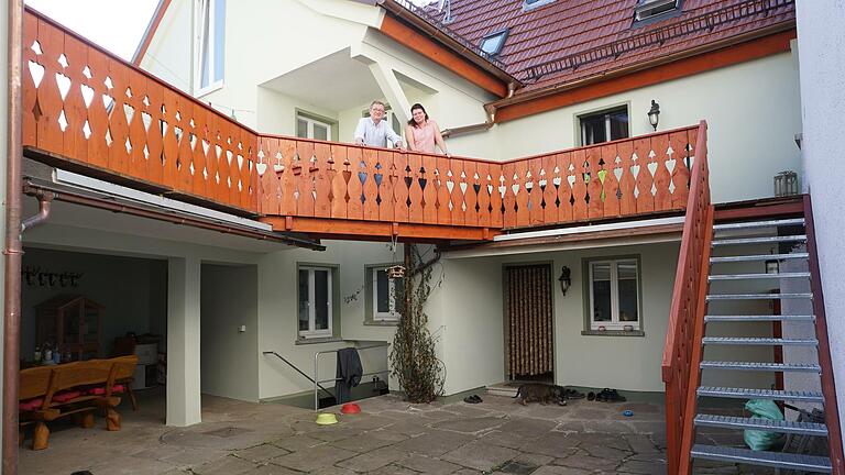 Der Innenhof des 'Hauses an der Stadtmauer' ist ein Rückzugsort mitten in der Stadt Bischofsheim. Foto: Marion Eckert       -  Der Innenhof des 'Hauses an der Stadtmauer' ist ein Rückzugsort mitten in der Stadt Bischofsheim. Foto: Marion Eckert