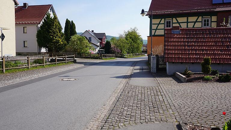 Die Pflasterungen am Eingang zu den Privatgrundstücken in Haselbach sind für Nutzer von Rollatoren, Rollstühlen oder auch mit einem Kinderwagen nicht komfortabel zu nutzen. Planungen, das zu ändern, gibt es aktuell aber nicht. Die Pflasterungen am Eingang zu den Privatgrundstücken in Haselbach sind für Nutzer von Rollatoren, Rollstühlen oder auch mit einem Kinderwagen nicht komfortabel zu nutzen. Planungen, das zu ändern, gibt es aktuell aber nicht.