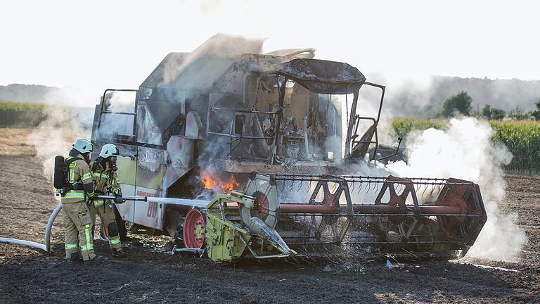 Hat ein Mähdrescher erst einmal Feuer gefangen, kann es passieren, dass er vollständig ausbrennt. Das Foto entstand 2015 bei Uchenhofen im Landkreis Haßberge. (Archivbild)