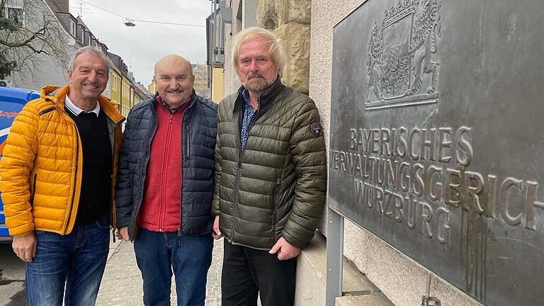 Fast am Ziel sind Reiner Mehrlich, Ferdinand Heilgenthal und Ferdinand Haas von der BI Wasser e. V. Hofstetten, hier vor dem Verwaltungsgericht Würzburg. Die FWM-Brunnen müssen zurückgebaut werden, falls nicht ein neues Projekt doch noch eine Notwendigkeit ergibt.
