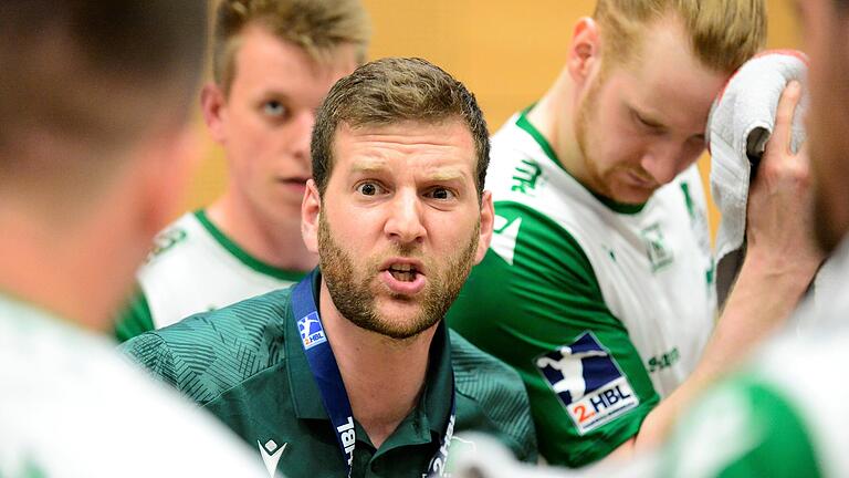 Würzburgs Trainer Julian Thomann gibt in der Auszeit Anweisungen. Doch in der zweiten Hälfte ereichten die Vorgaben des zu Saisonende scheidenden Coachs sein Team kaum noch.